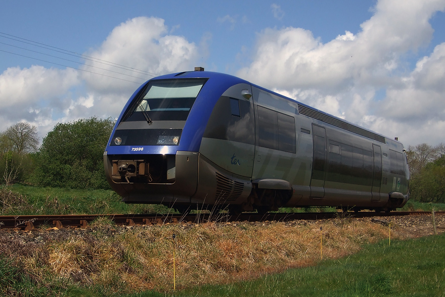 Vu au niveau de Tregonneau, l' X 73596 assure un TER Paimpol - Guingamp le 30.04.2008.jpg